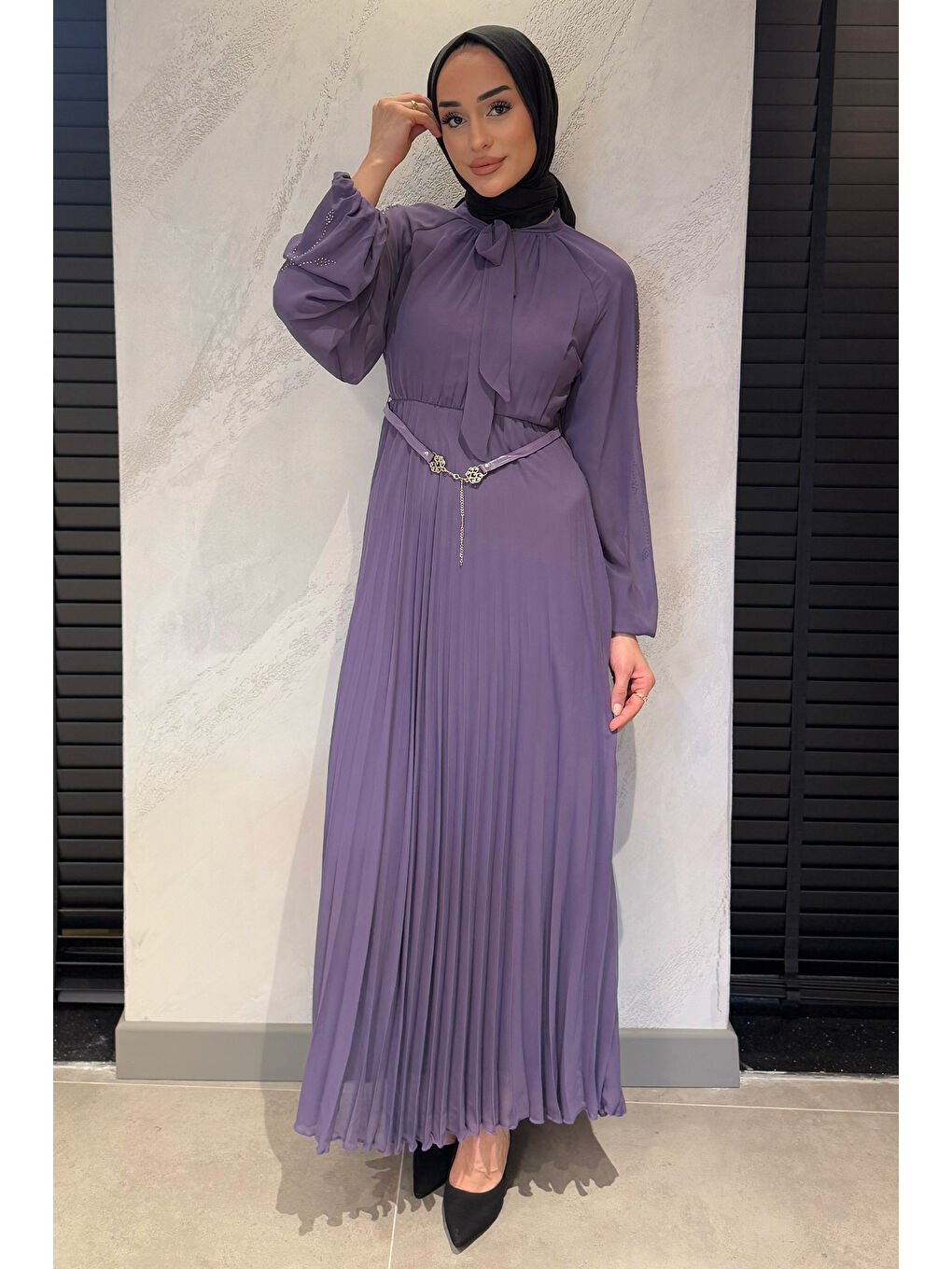 Mor Ön Bağlamalı Taş Detaylı Kemerli Tesettür Şifon Elbise-2