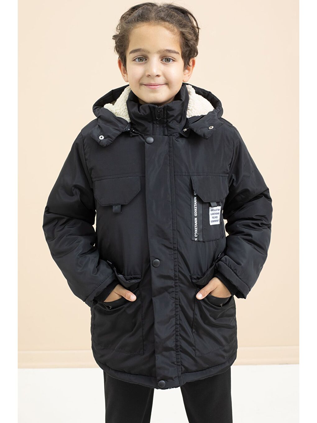 Siyah Yazı Detaylı Göğüs Cepli İçi Kürklü Erkek Çocuk Kapüşonlu Mont 21475-2