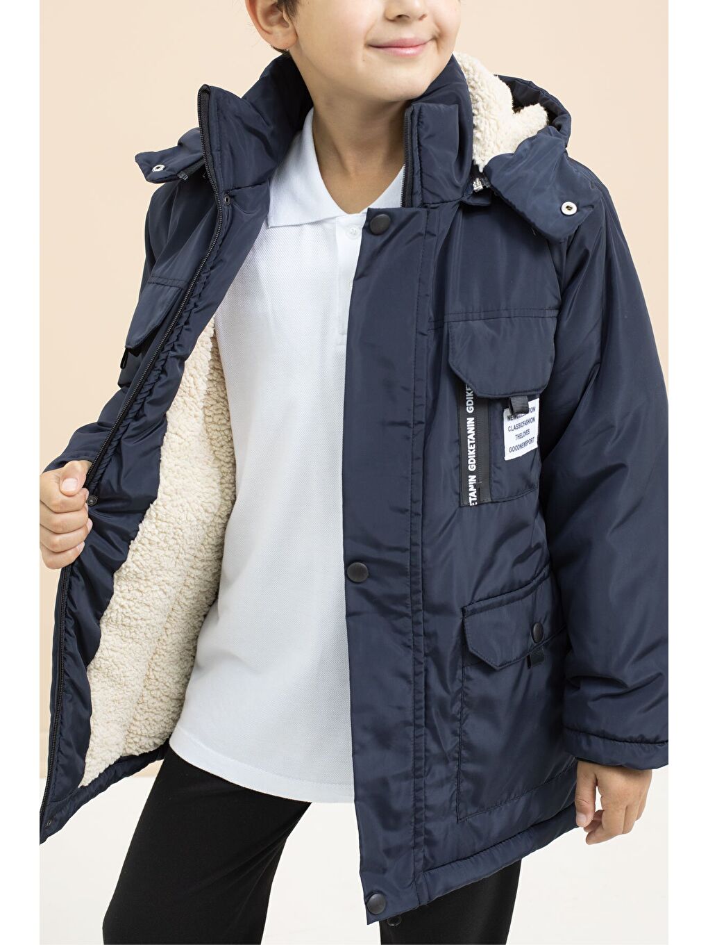 Lacivert Yazı Detaylı Göğüs Cepli İçi Kürklü Erkek Çocuk Kapüşonlu Mont 21477-1