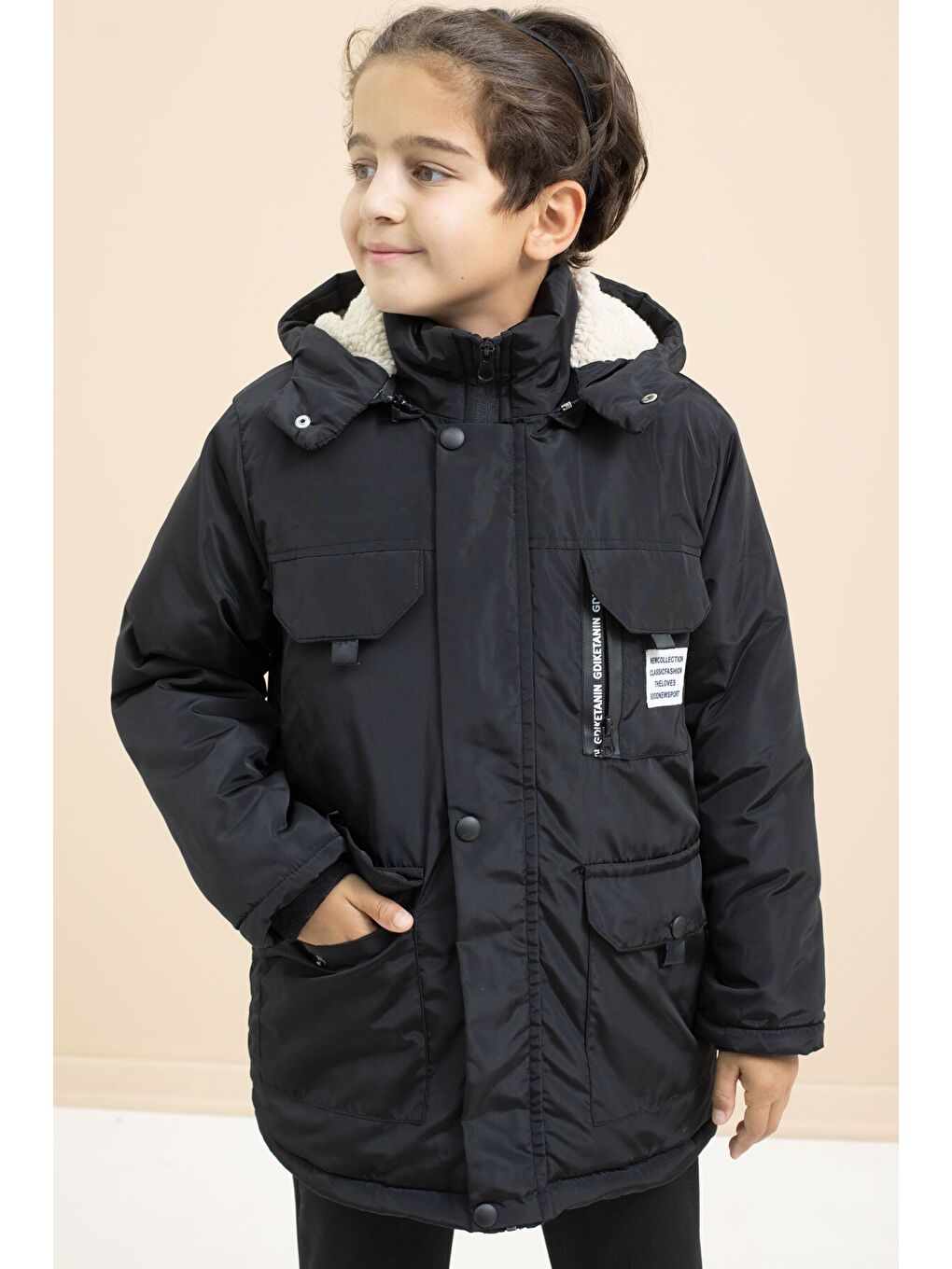 Siyah Yazı Detaylı Göğüs Cepli İçi Kürklü Erkek Çocuk Kapüşonlu Mont 21475-3