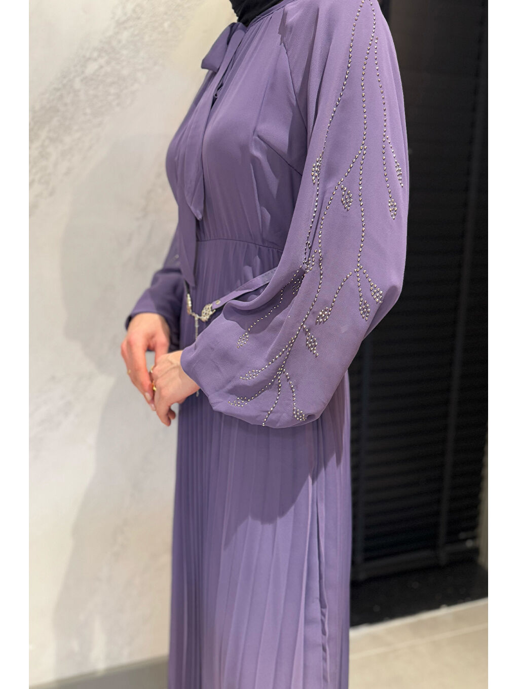 Mor Ön Bağlamalı Taş Detaylı Kemerli Tesettür Şifon Elbise-5