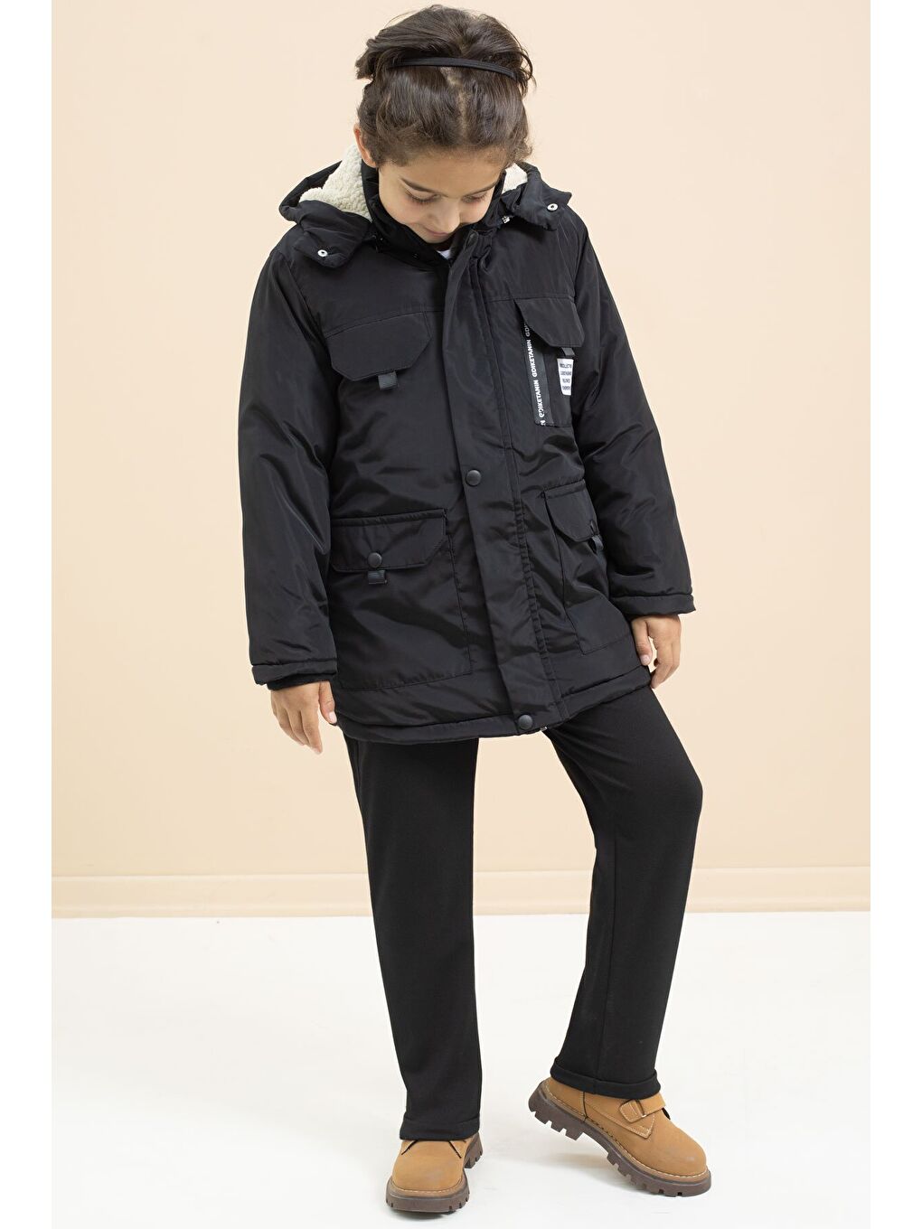 Siyah Yazı Detaylı Göğüs Cepli İçi Kürklü Erkek Çocuk Kapüşonlu Mont 21475-4