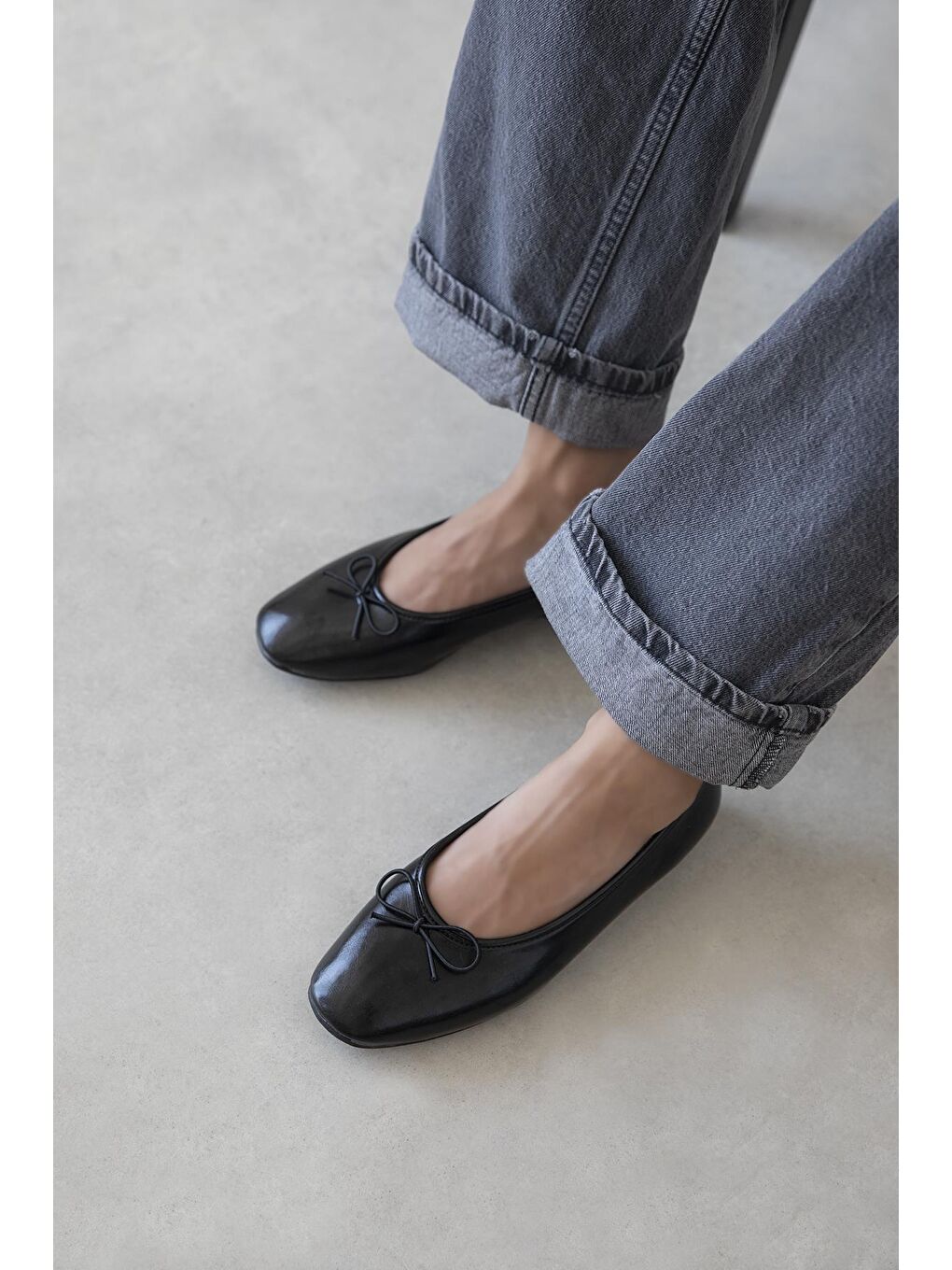 Galo Kadın Fiyonk Detay Kırışık Deri Babet Siyah-2