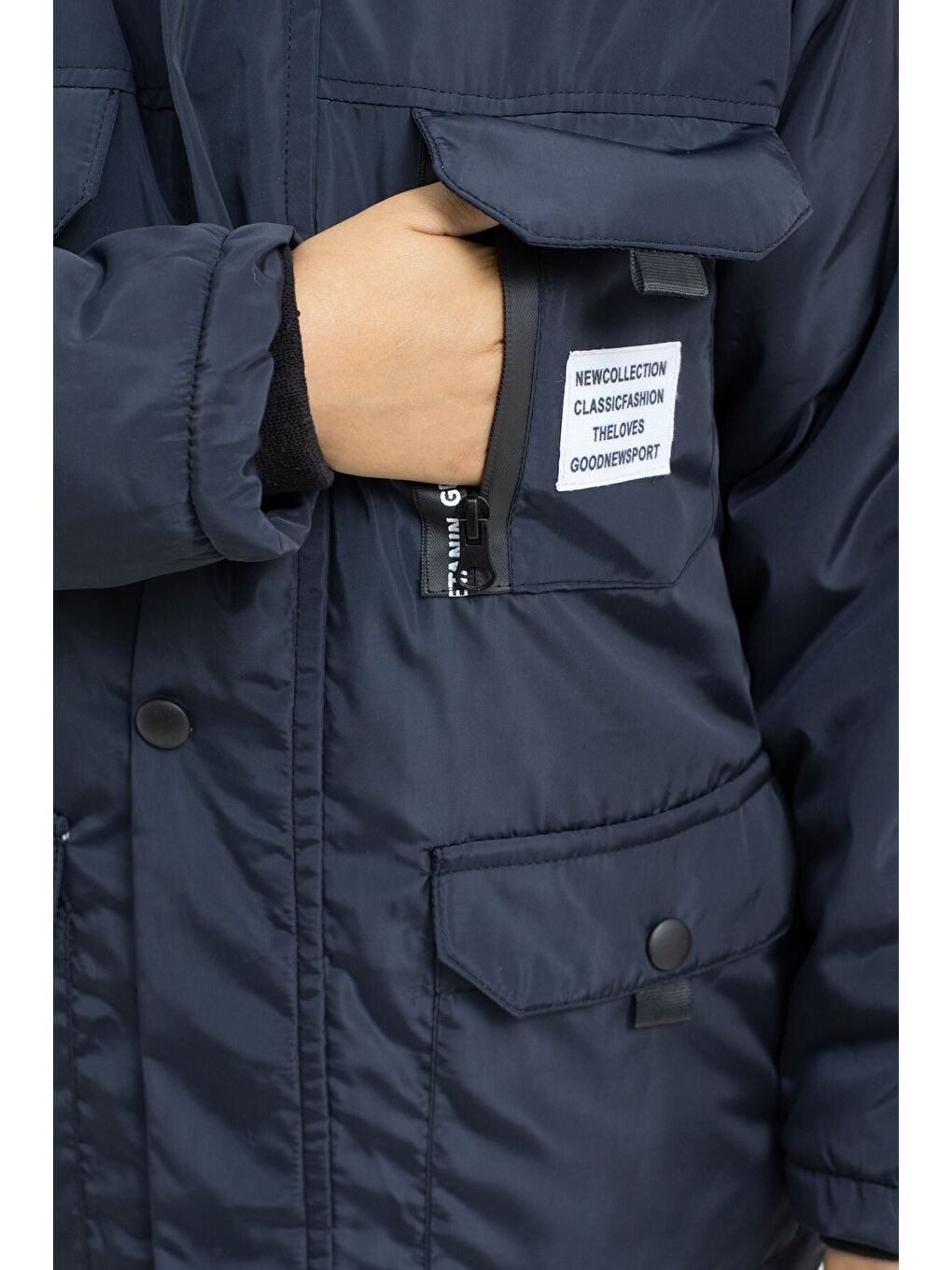 Lacivert Yazı Detaylı Göğüs Cepli İçi Kürklü Erkek Çocuk Kapüşonlu Mont 21477-4