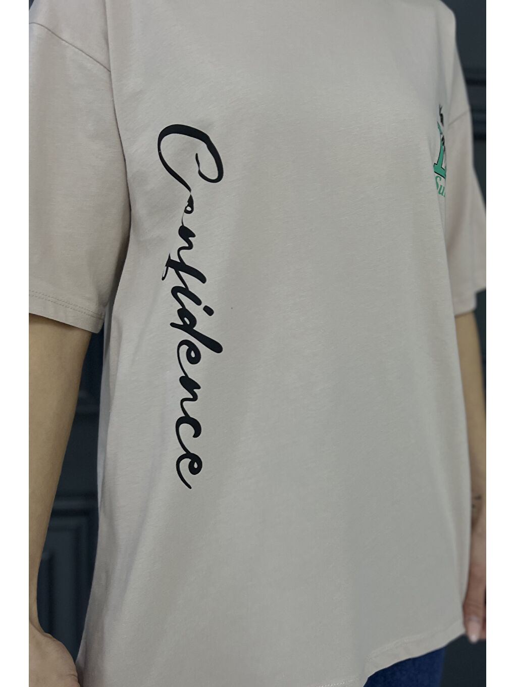 Bej Baskılı Bisiklet Yaka Kadın Tişört-3