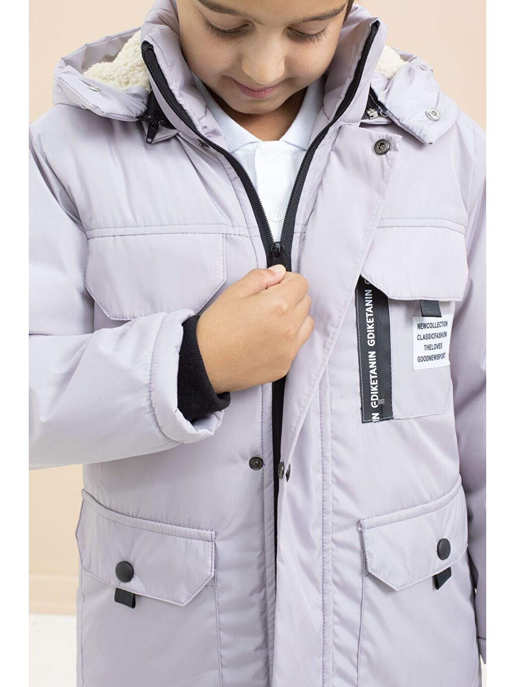 Gri Yazı Detaylı Göğüs Cepli İçi Kürklü Erkek Çocuk Kapüşonlu Mont 21479-2