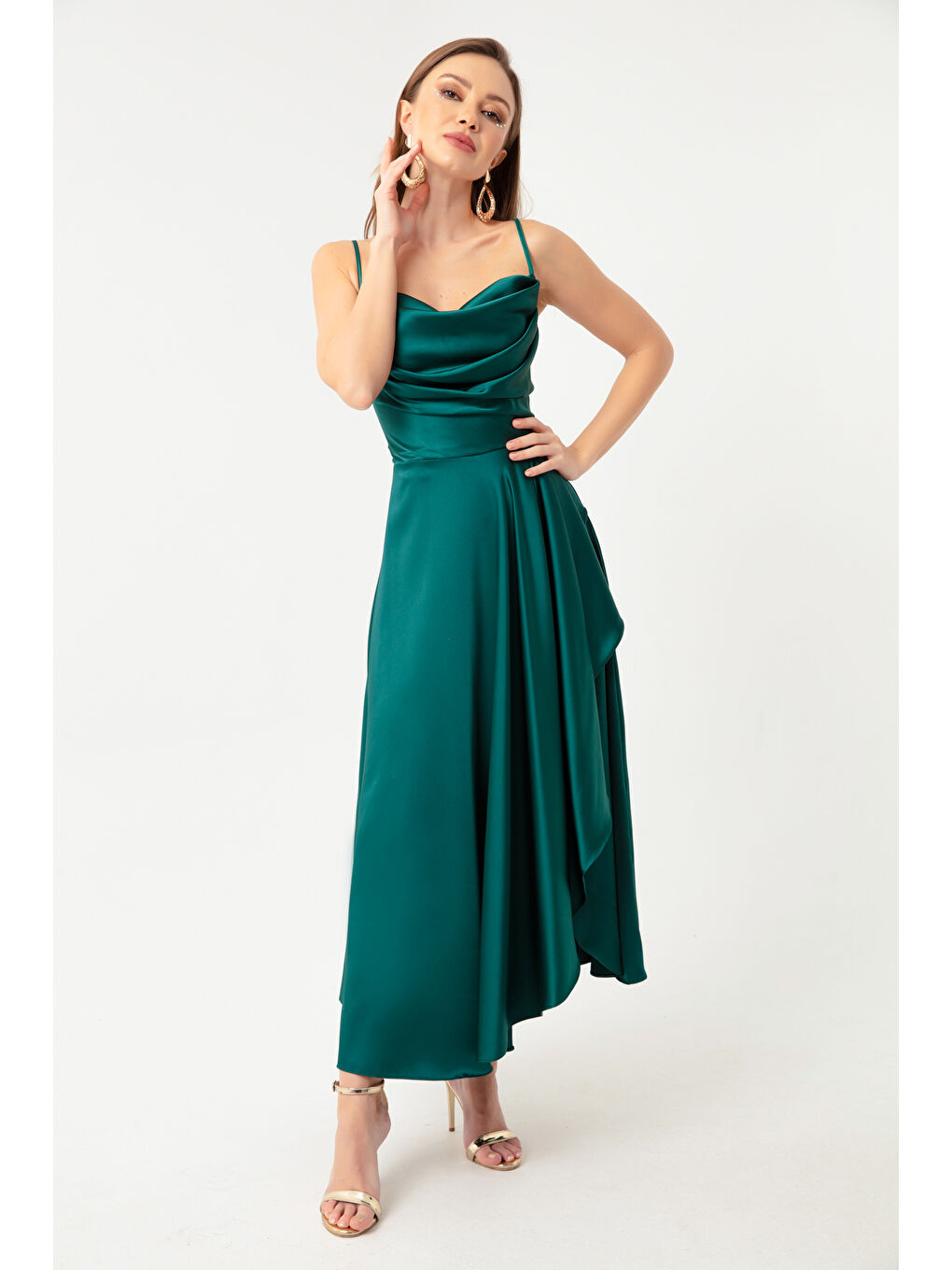 Kadın Zümrüt Yeşili Volanlı Yırtmaçlı Saten Midi Boy Abiye & Mezuniyet Elbisesi-1