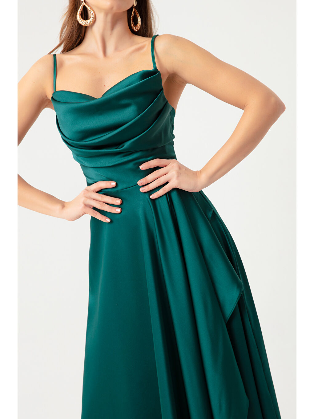 Kadın Zümrüt Yeşili Volanlı Yırtmaçlı Saten Midi Boy Abiye & Mezuniyet Elbisesi-3