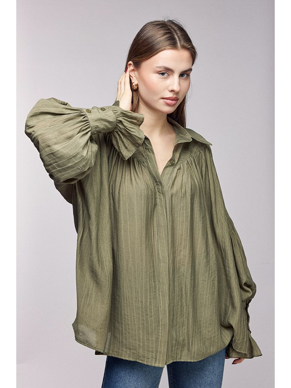 Haki Kadın Oversize Büzgülü Düşük Omuz Dokulu Gömlek - Manşet Detaylı-1