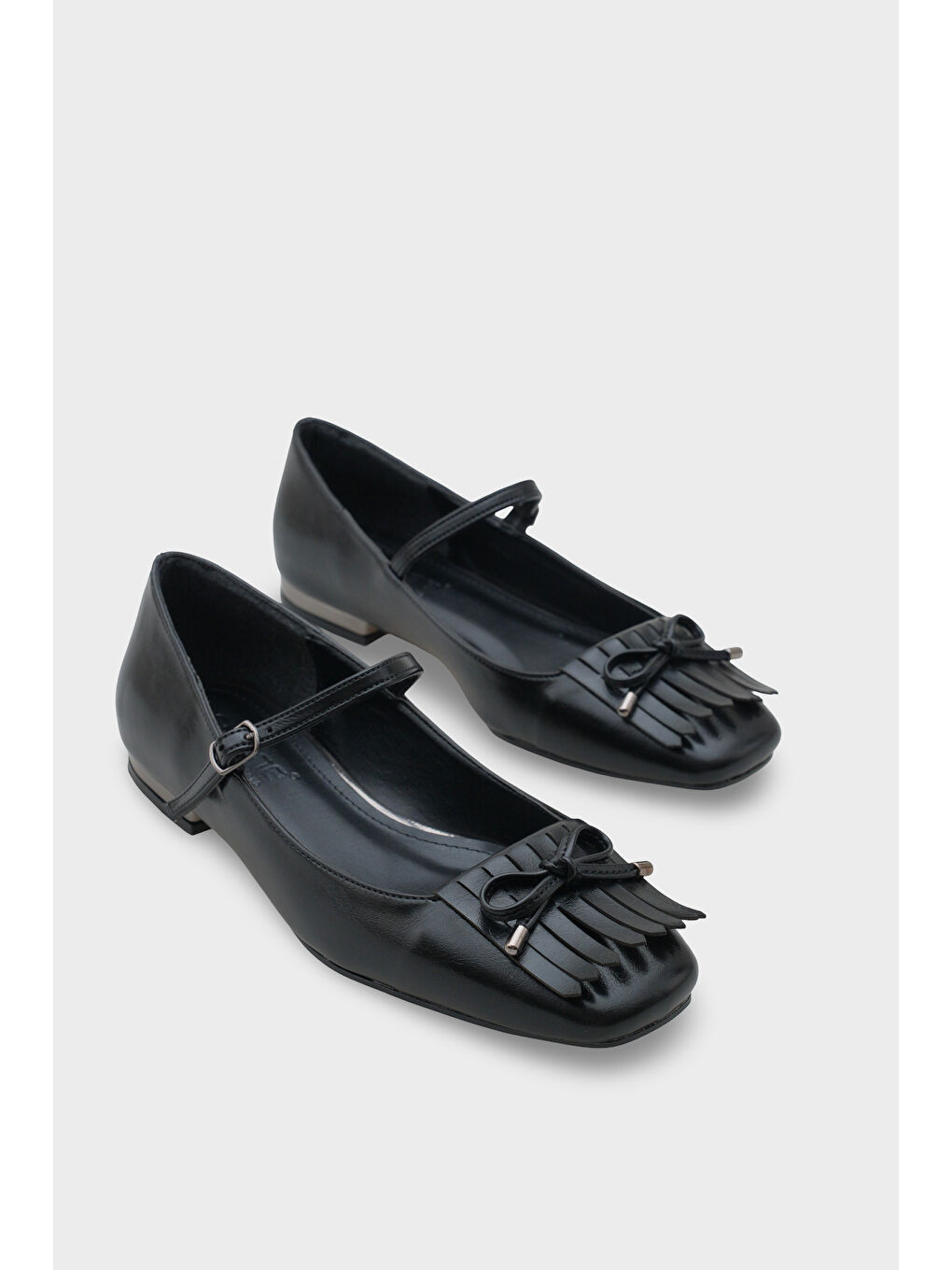 Siyah Kelsy Küt Burunlu Püsküllü Kısa Topuklu Kadın Babet-1