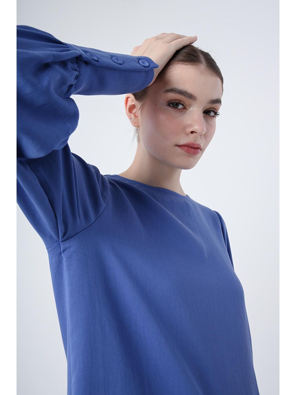 Mavi Arkası Düğme Detaylı Yırtmaçlı Bisiklet Yaka Geniş Manşetli Tunik-4