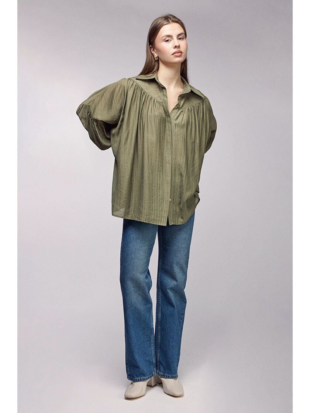 Haki Kadın Oversize Büzgülü Düşük Omuz Dokulu Gömlek - Manşet Detaylı-3