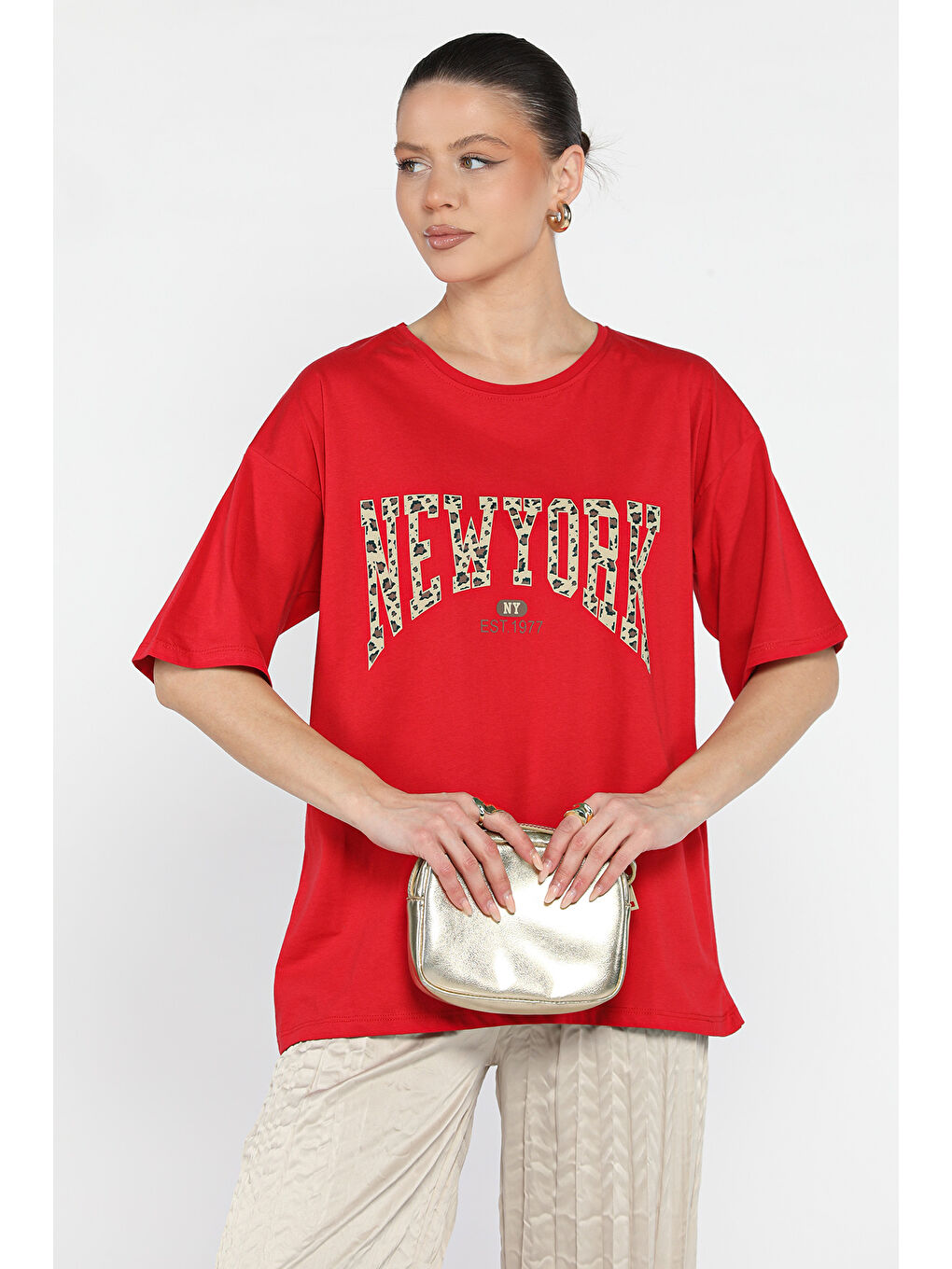 Kırmızı Ön Leopar Desenli Yazı Baskılı Kadın Bisiklet Yaka Tişört-1