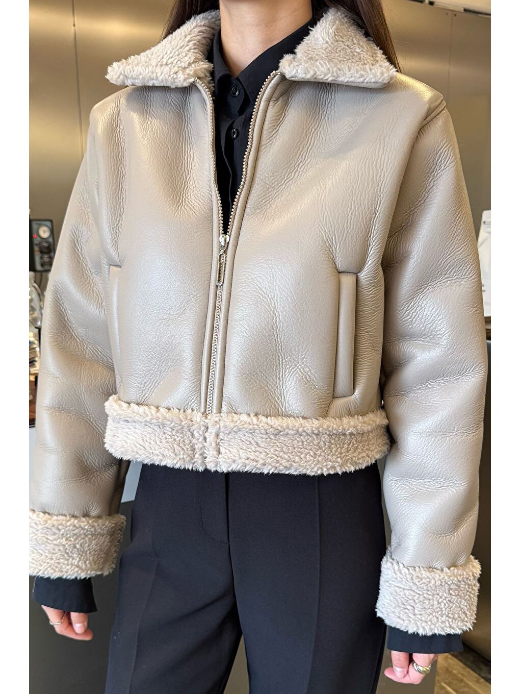 Bej İçi Pelüşlü Kadın Suni Deri Mont-2