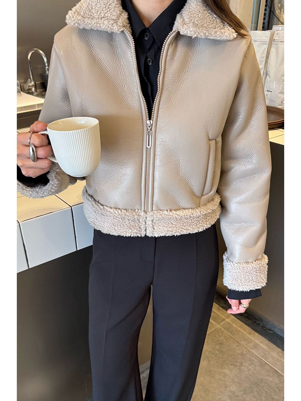 Bej İçi Pelüşlü Kadın Suni Deri Mont-3