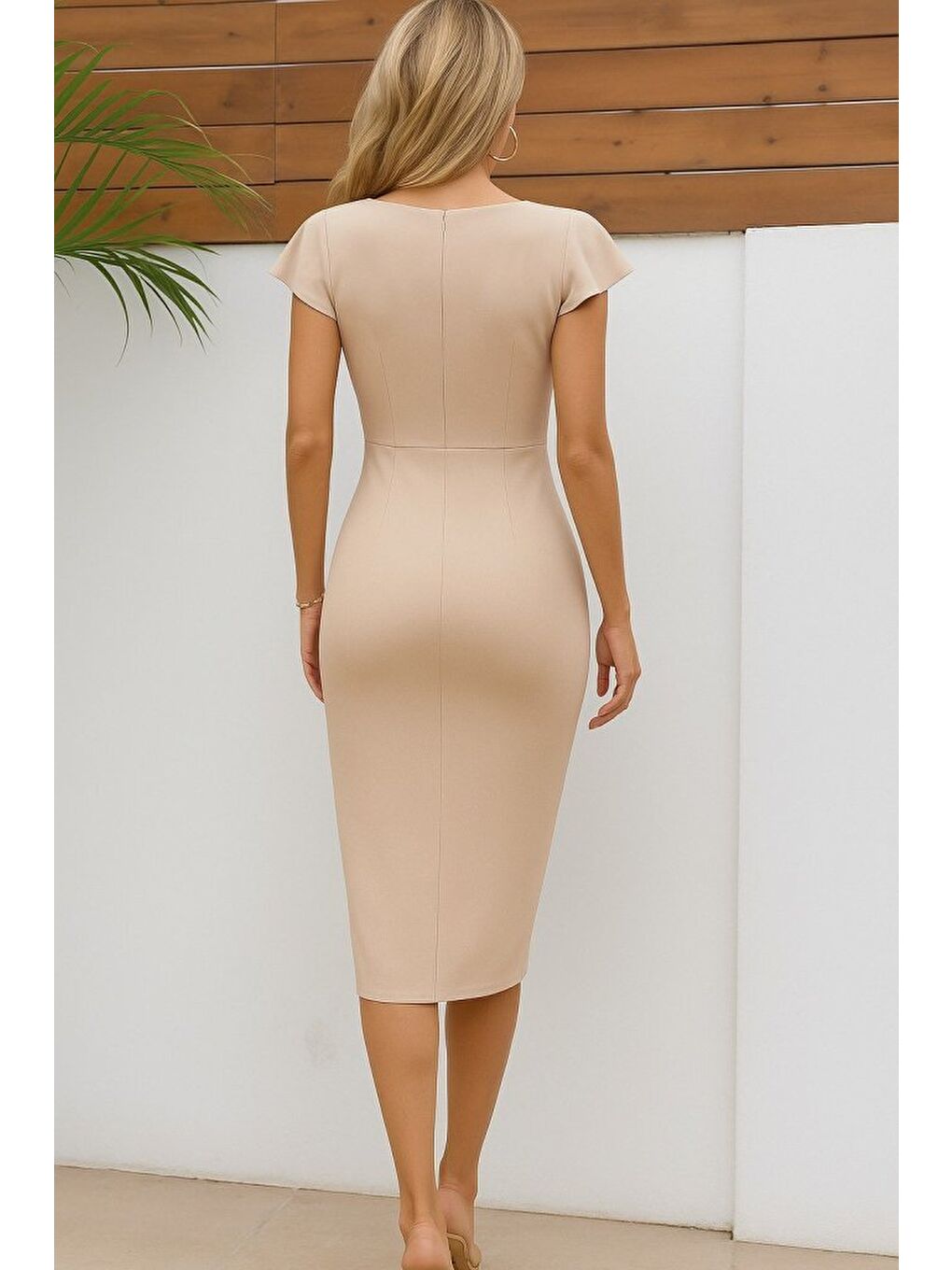 Bej Kadın Kısa Kollu Kalp Yaka Yanlardan Büzgü Detay Midi Ithal Krep Elbise-2