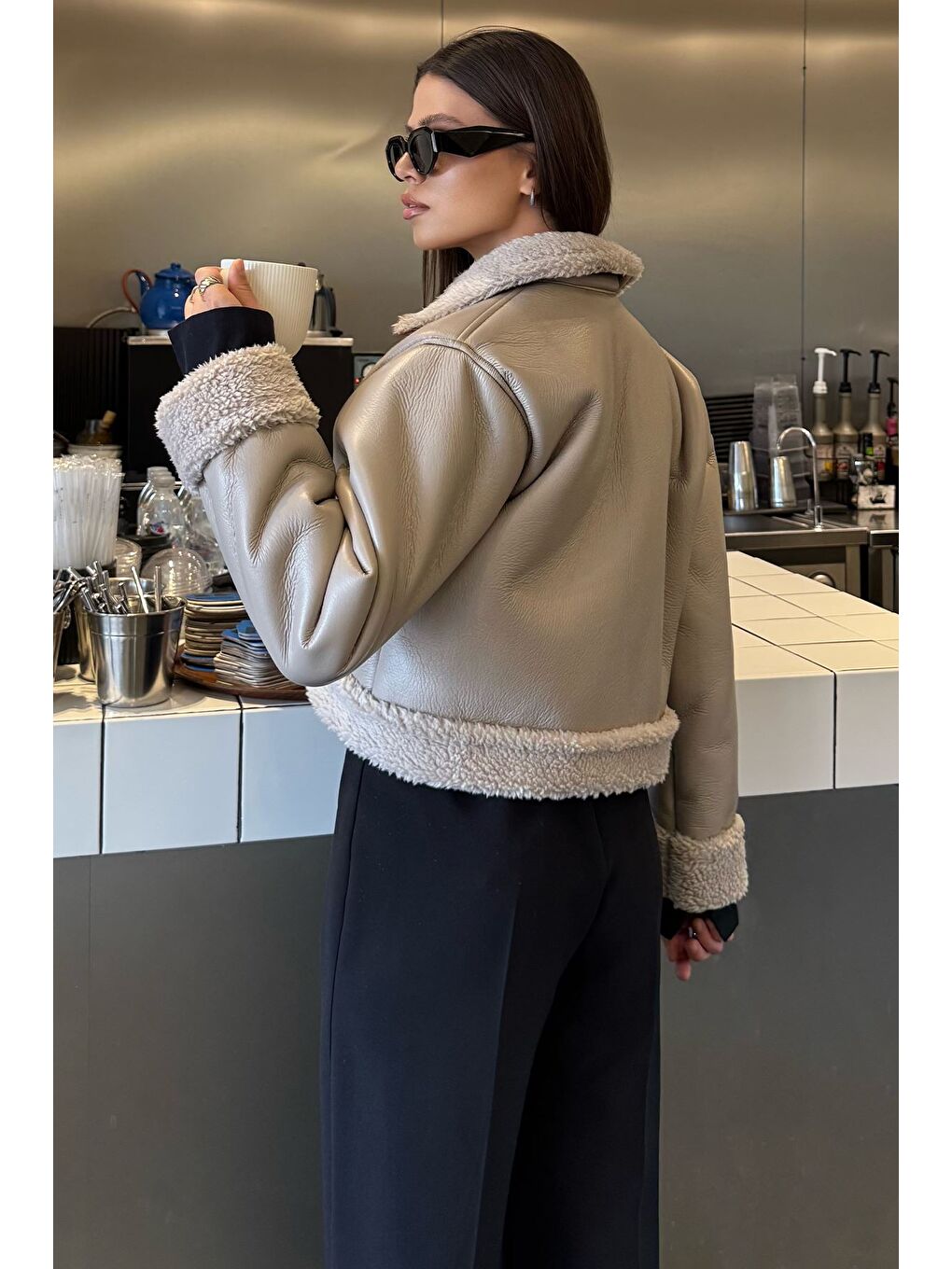 Bej İçi Pelüşlü Kadın Suni Deri Mont-4