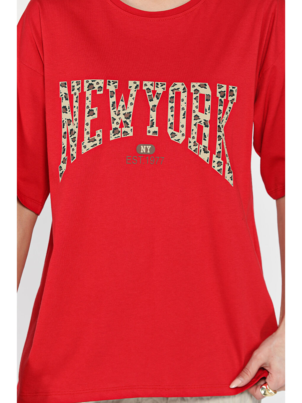 Kırmızı Ön Leopar Desenli Yazı Baskılı Kadın Bisiklet Yaka Tişört-3