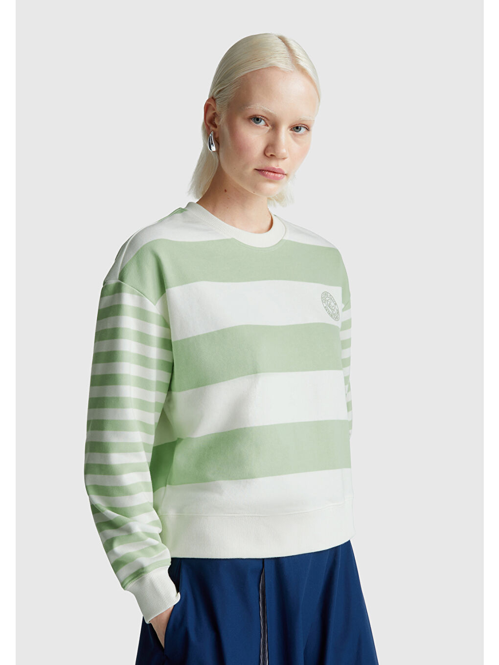 Kadın Açık Yeşil Pamuk Karışımlı Göğsü Logo Baskılı Renk Bloklu Sweatshirt