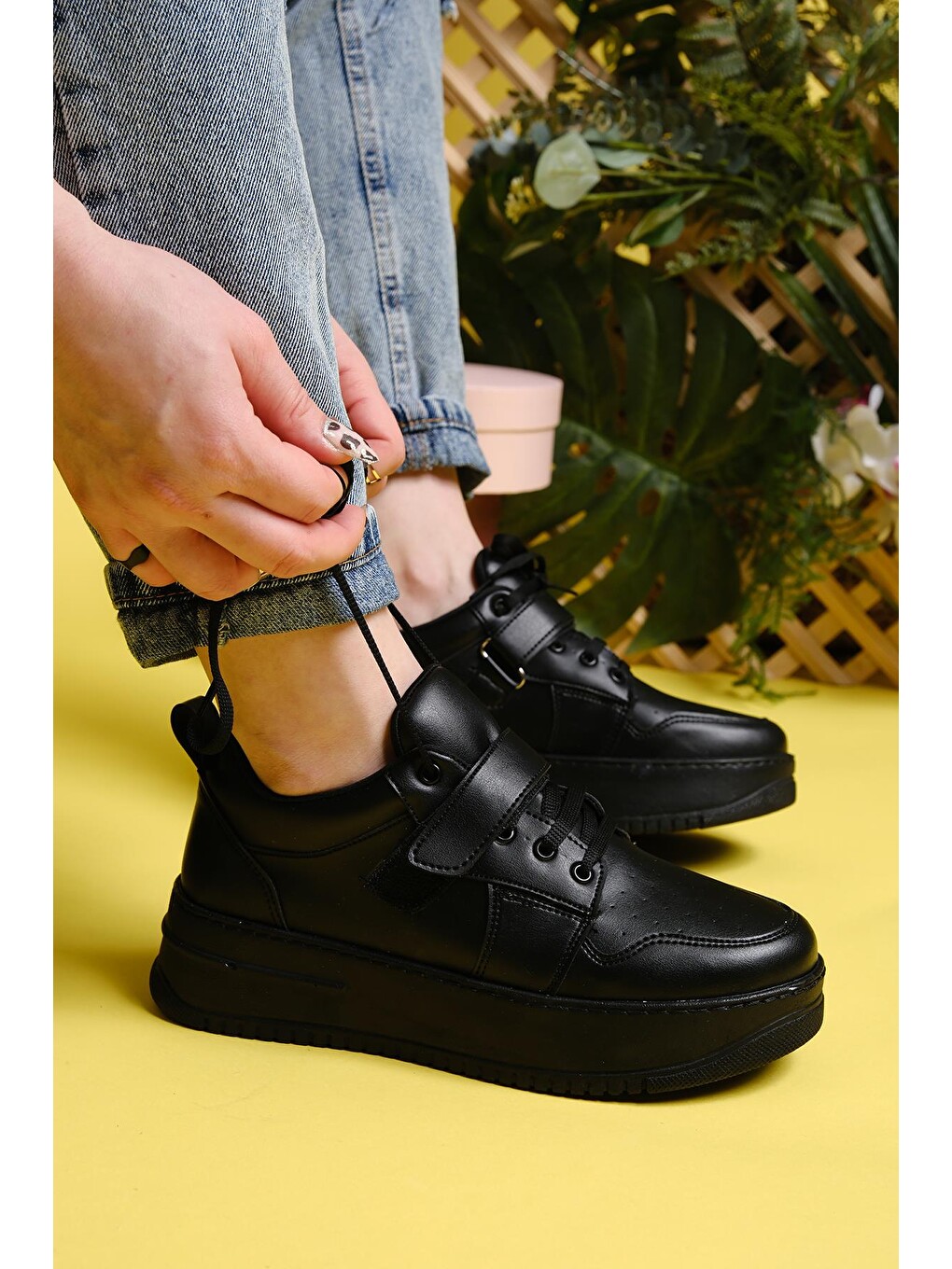 Siyah Fallon Bantlı Bağcıklı Kalın Taban Air Kadın Sneaker-1
