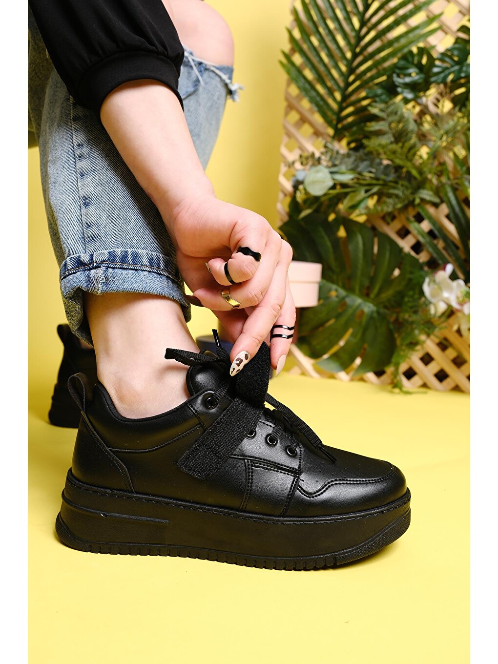Siyah Fallon Bantlı Bağcıklı Kalın Taban Air Kadın Sneaker-2