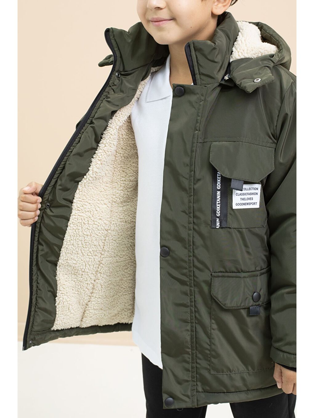 Haki Yazı Detaylı Göğüs Cepli İçi Kürklü Erkek Çocuk Kapüşonlu Mont 21476-1