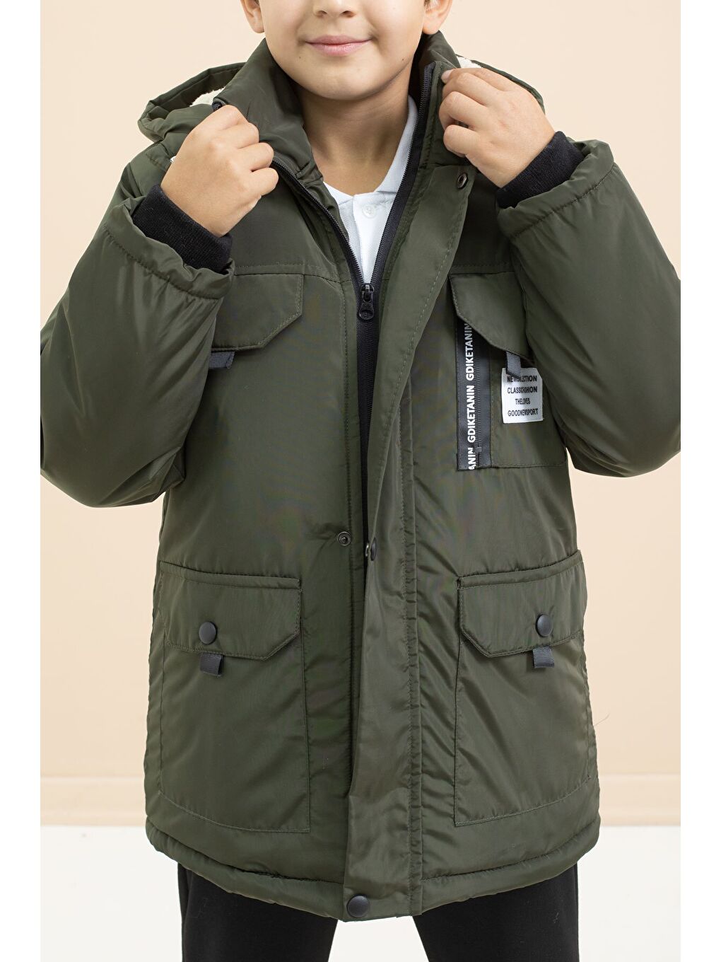 Haki Yazı Detaylı Göğüs Cepli İçi Kürklü Erkek Çocuk Kapüşonlu Mont 21476-4