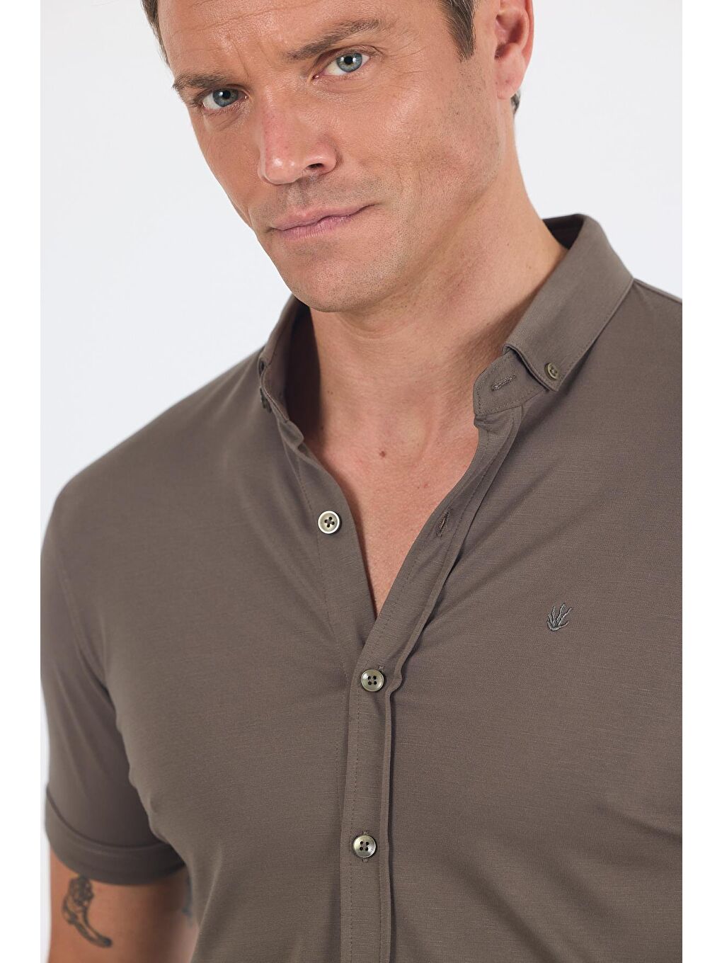 Koyu Haki İtalyan Düğmeli Yaka Kısa Kol Cepsiz Slim Fit Büyük Beden Gömlek 1004250255-3