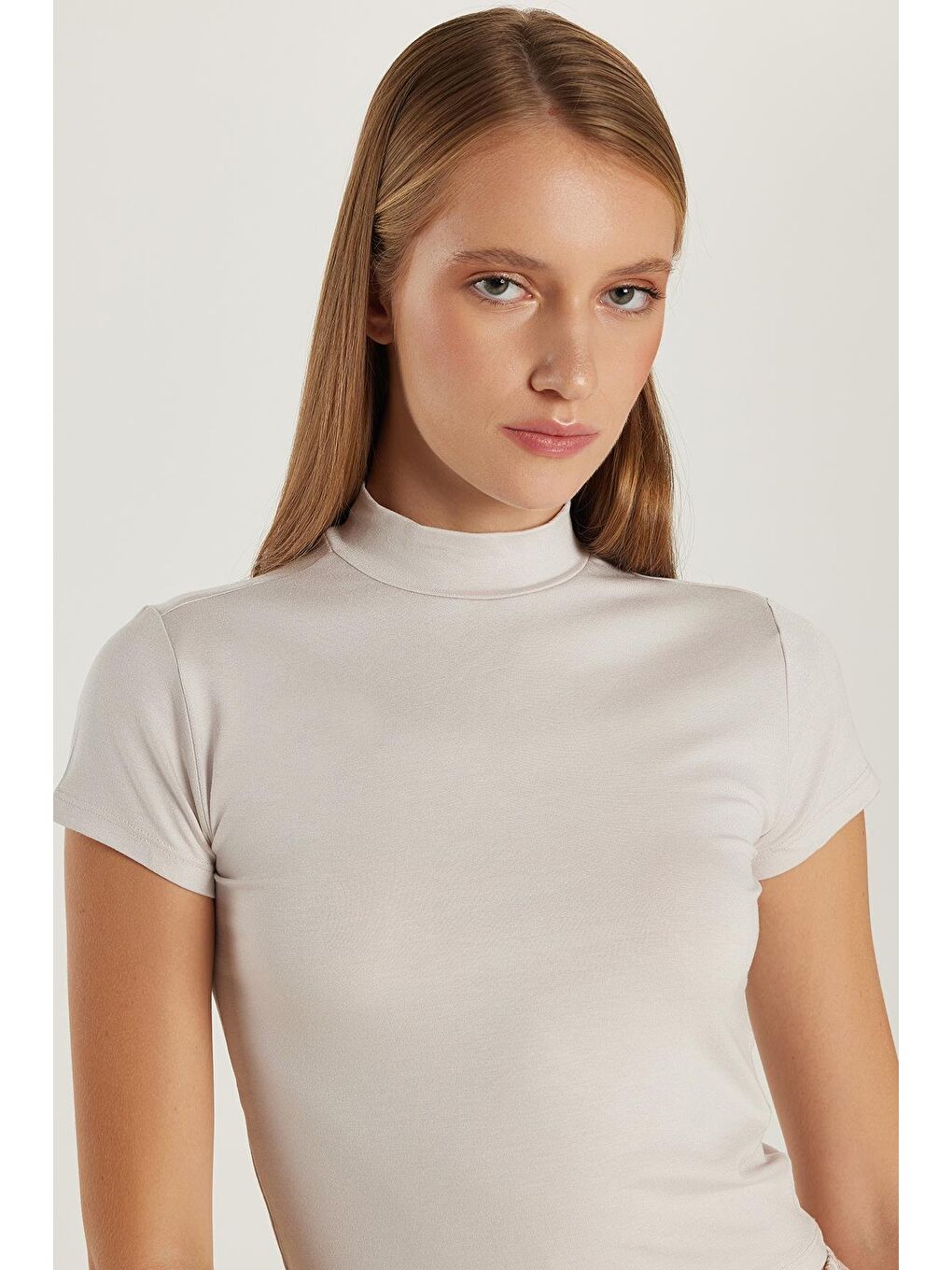 Bej Kadın Slim Fit Dar Kesim Viskon Kumaş Yarım Balıkçı Yaka Taş Bluz