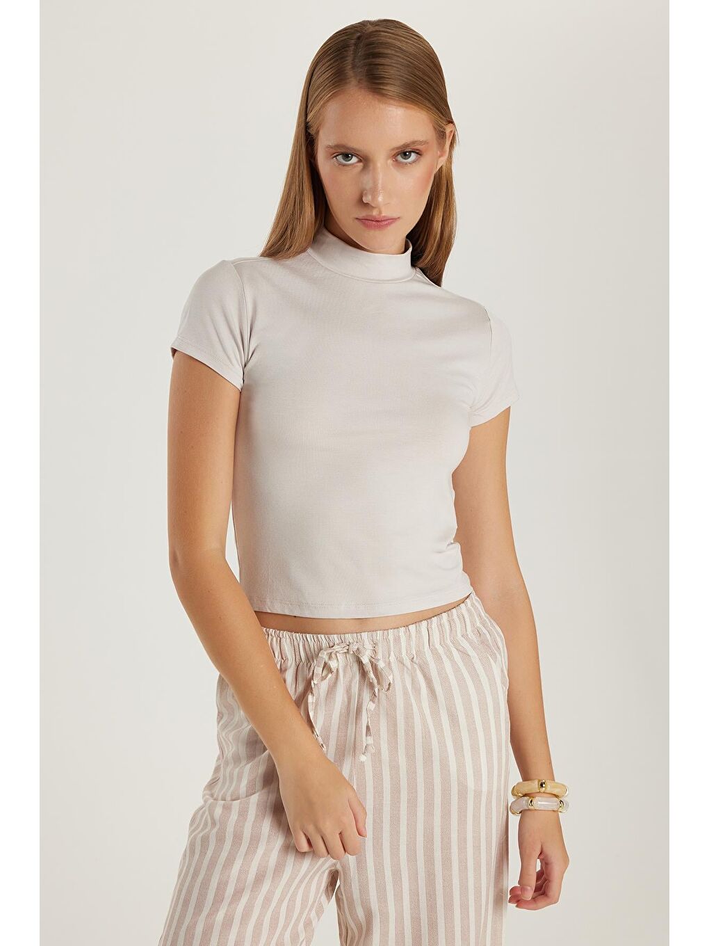 Bej Kadın Slim Fit Dar Kesim Viskon Kumaş Yarım Balıkçı Yaka Taş Bluz-1