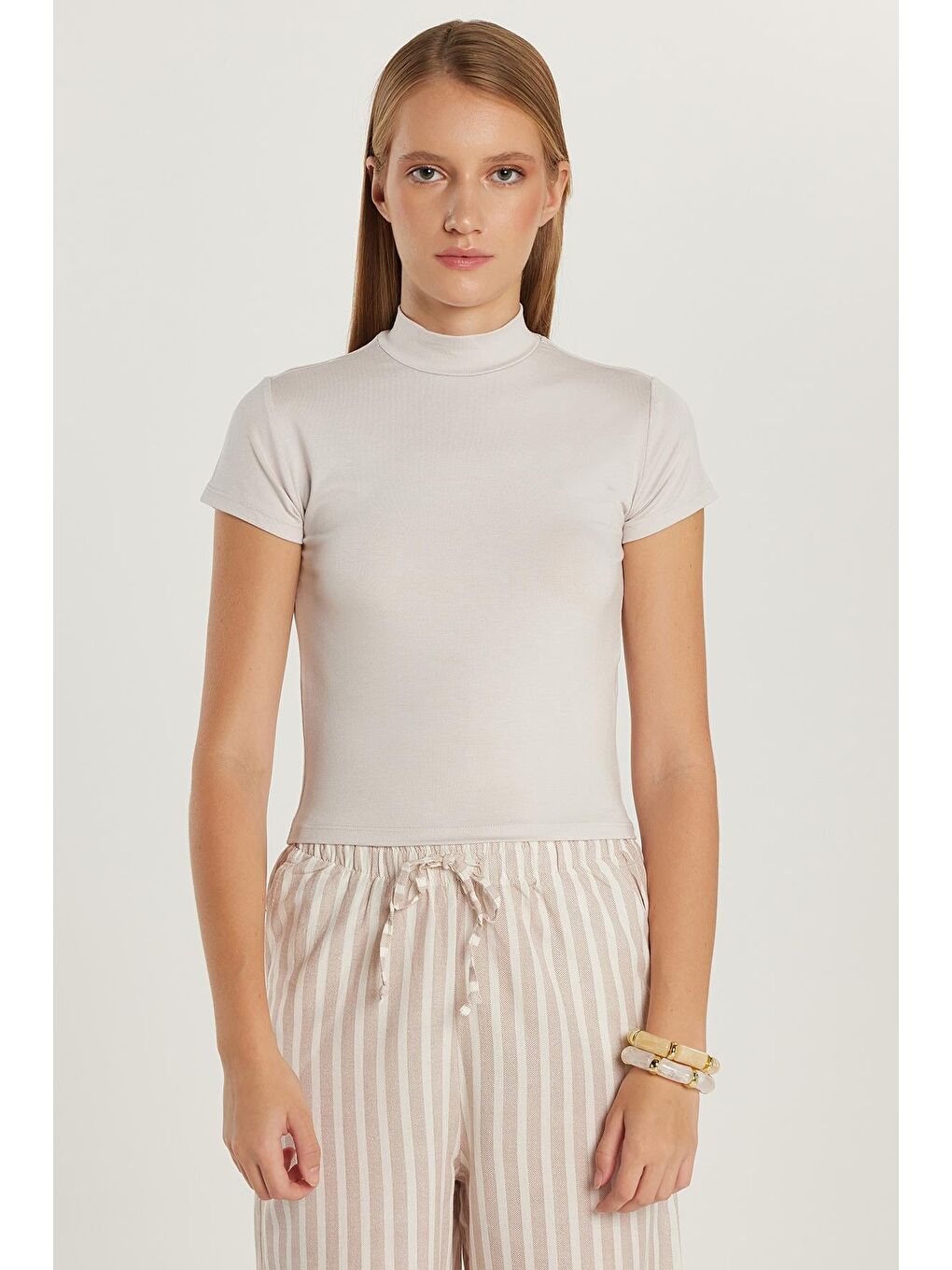 Bej Kadın Slim Fit Dar Kesim Viskon Kumaş Yarım Balıkçı Yaka Taş Bluz-3