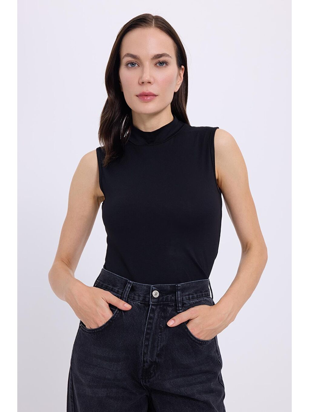 Kadın Standart Fit Normal Kesim Sıfır Kol Yarım Balıkçı Yaka Siyah Bluz