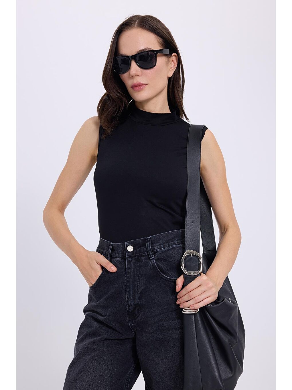 Kadın Standart Fit Normal Kesim Sıfır Kol Yarım Balıkçı Yaka Siyah Bluz-1