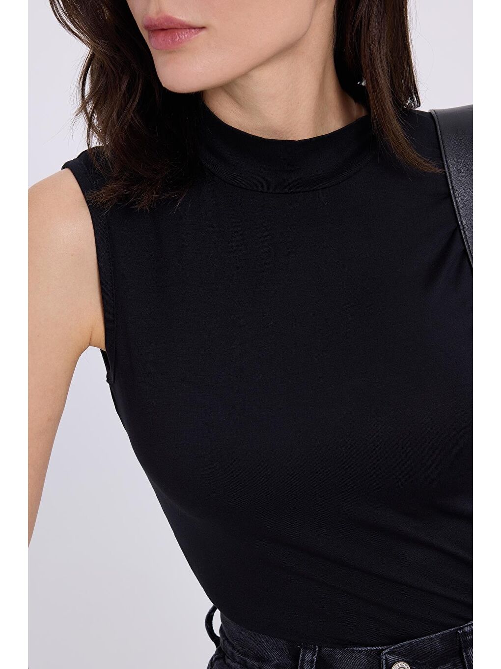 Kadın Standart Fit Normal Kesim Sıfır Kol Yarım Balıkçı Yaka Siyah Bluz-2