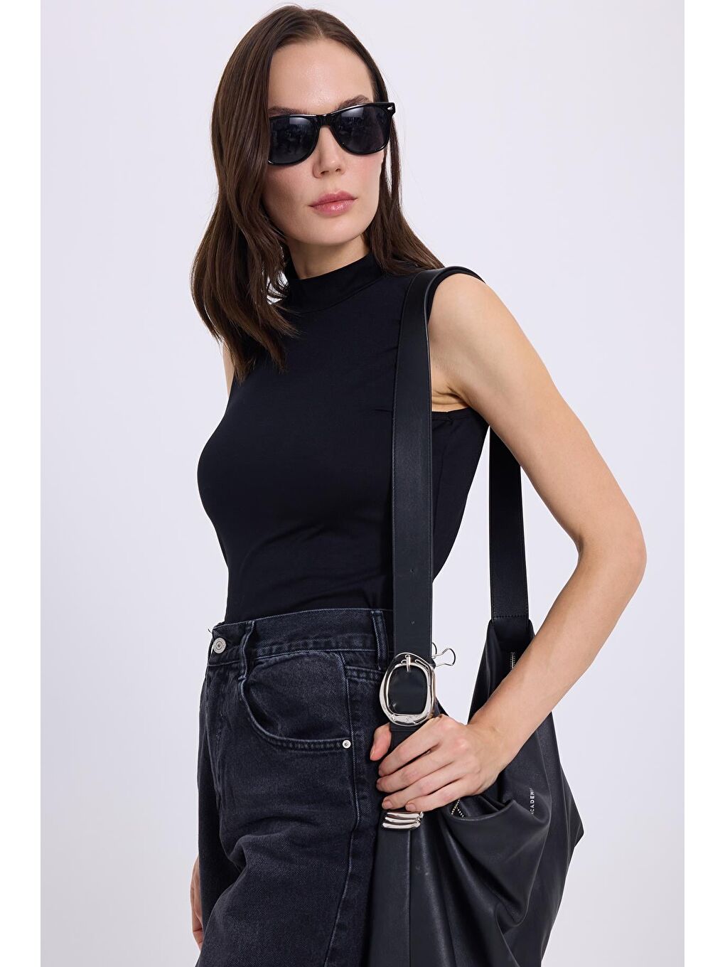 Kadın Standart Fit Normal Kesim Sıfır Kol Yarım Balıkçı Yaka Siyah Bluz-3