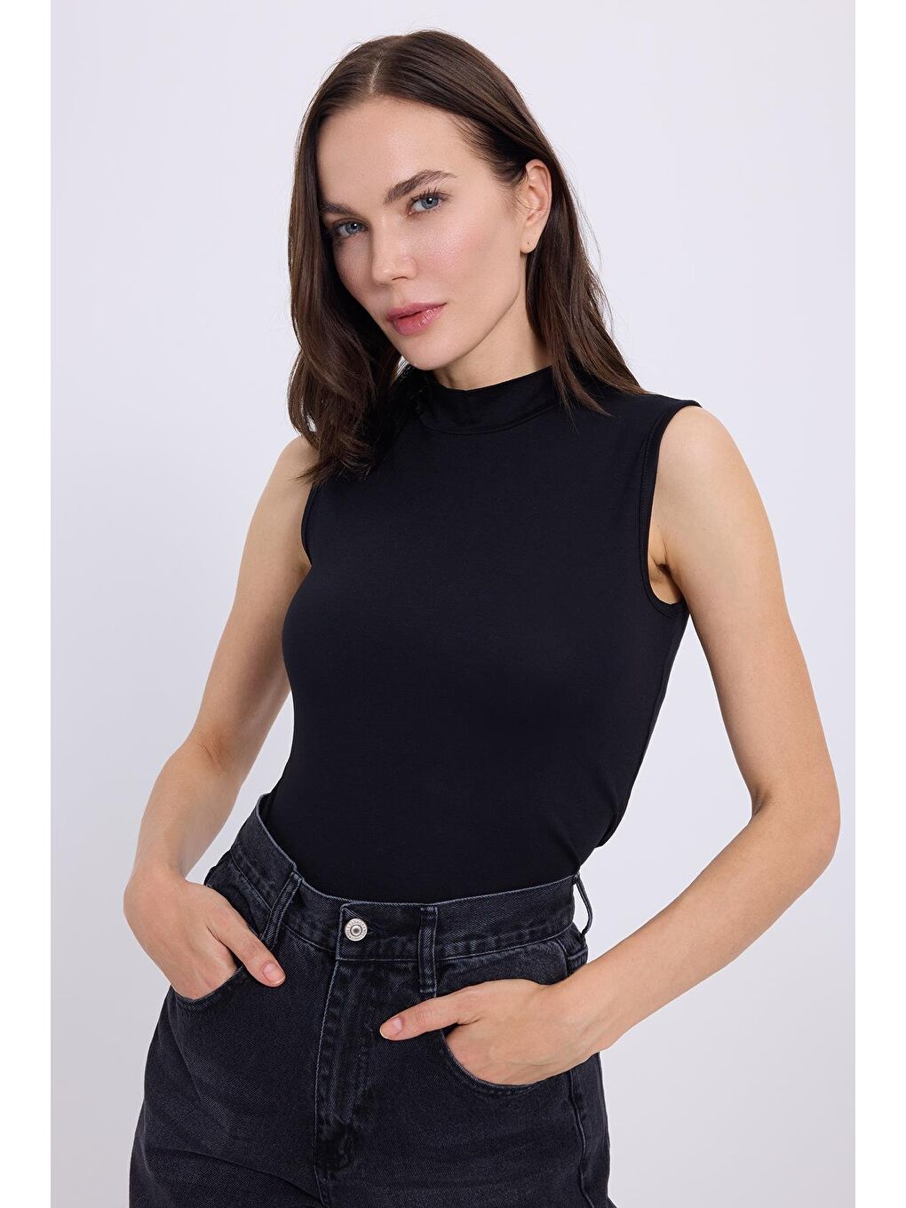 Kadın Standart Fit Normal Kesim Sıfır Kol Yarım Balıkçı Yaka Siyah Bluz-4