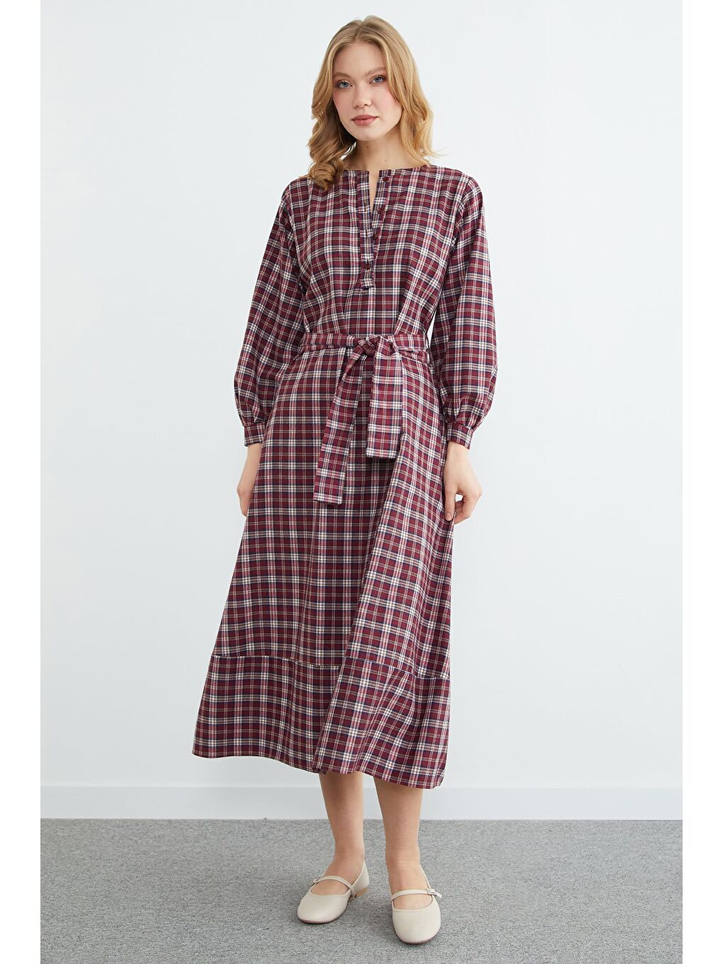 Bordo Fullamodest Kuşaklı Ekose Desenli Elbise-1