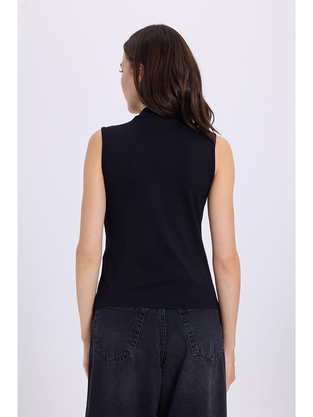 Kadın Standart Fit Normal Kesim Sıfır Kol Yarım Balıkçı Yaka Siyah Bluz-6