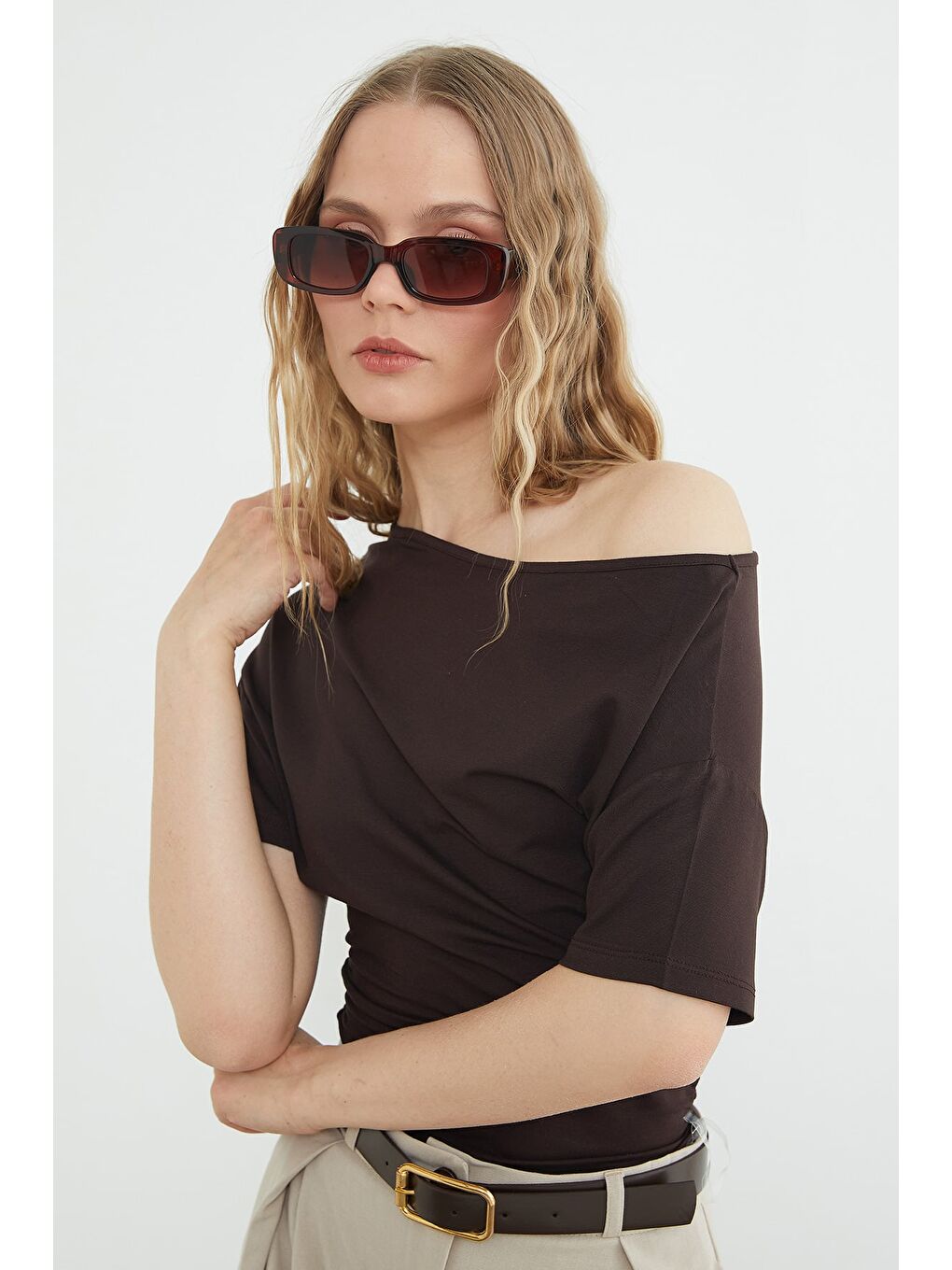 Kahverengi Basic Yanları Drapeli Kayık Yaka Bluz-3