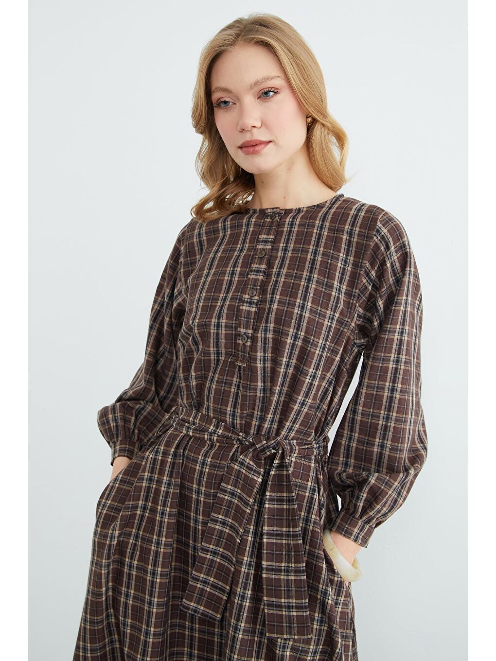 Kahverengi Fullamodest Kuşaklı Ekose Desenli Elbise-1