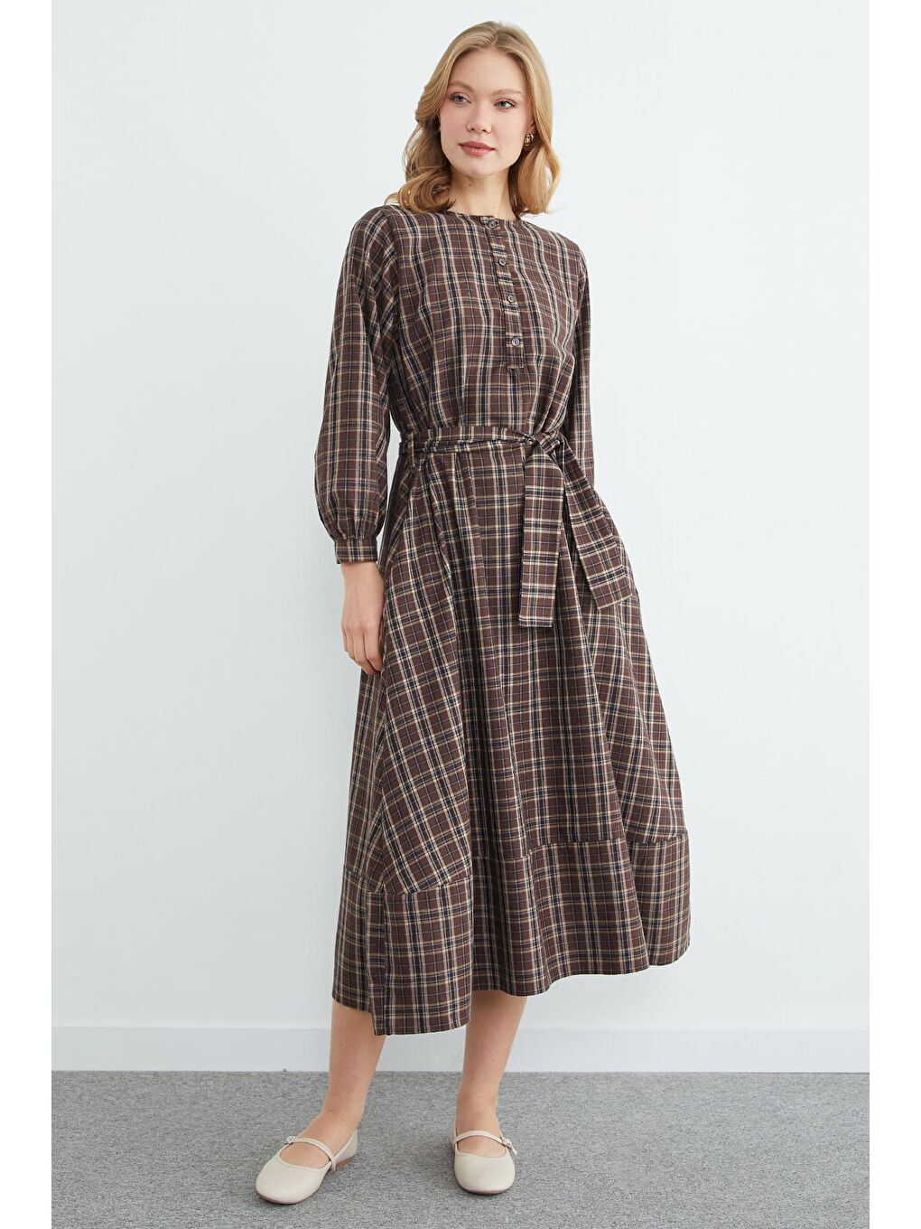 Kahverengi Fullamodest Kuşaklı Ekose Desenli Elbise-2