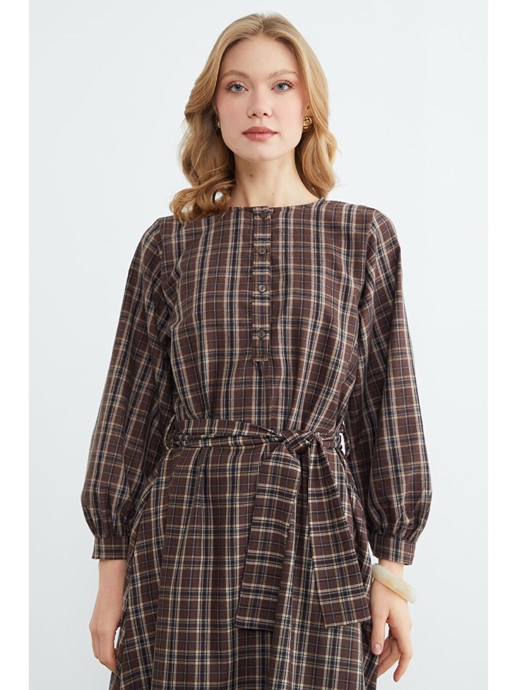 Kahverengi Fullamodest Kuşaklı Ekose Desenli Elbise-3