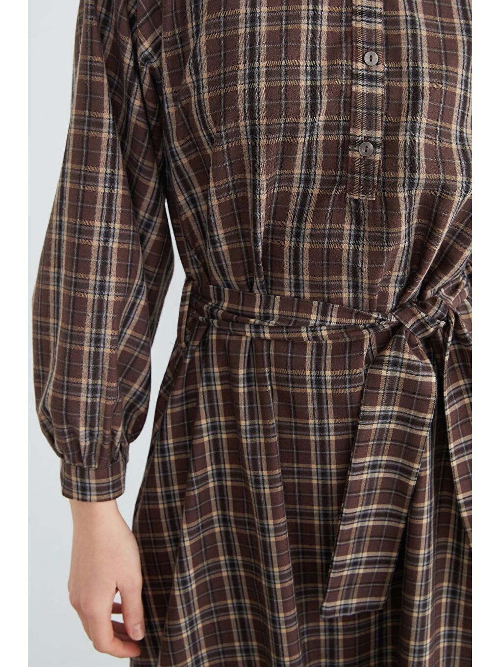 Kahverengi Fullamodest Kuşaklı Ekose Desenli Elbise-4