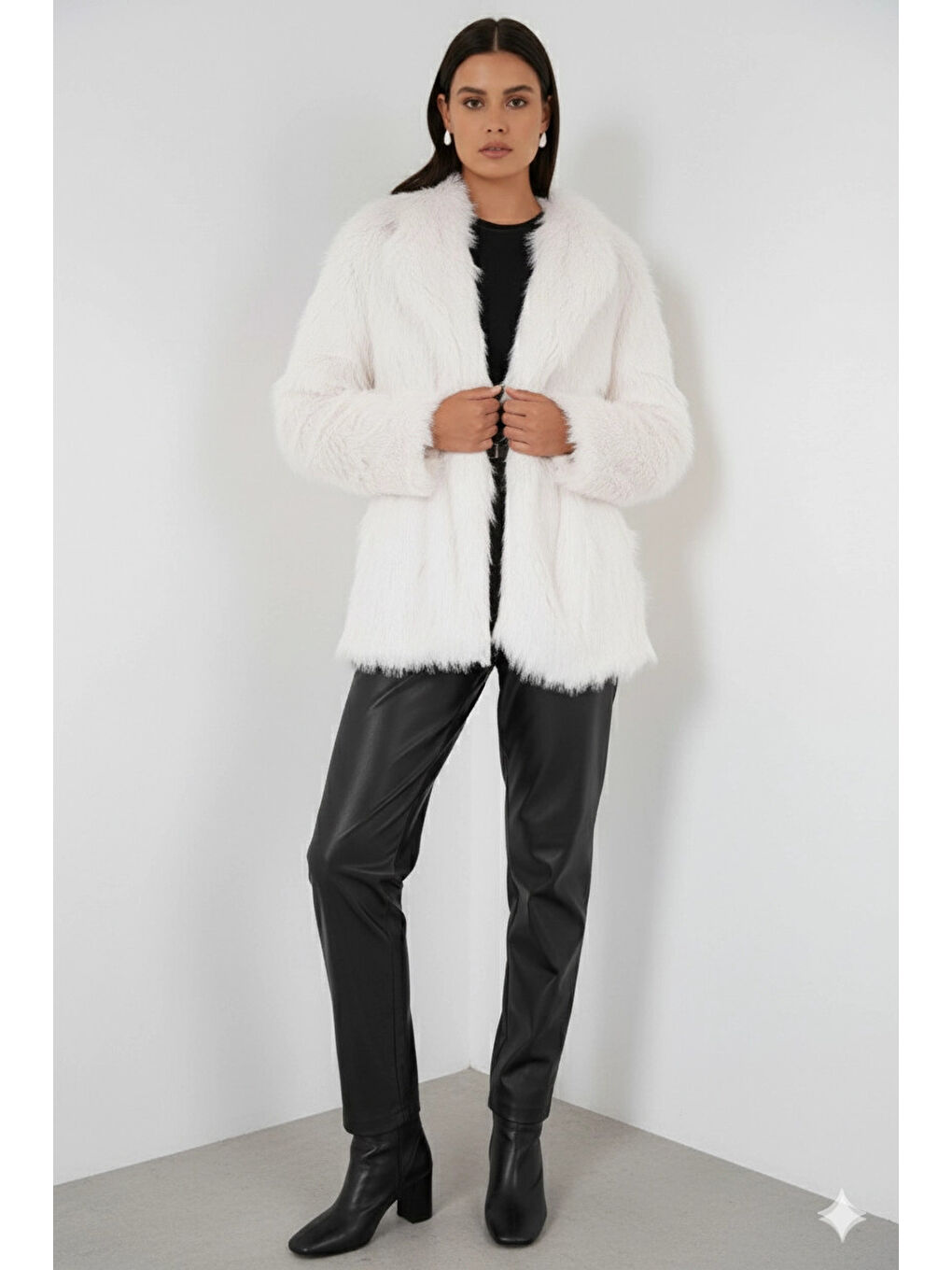 Kadın Beyaz Kemer Detaylı Astarlı Pelüş Kürk Mont HZL25W-BD191561-1