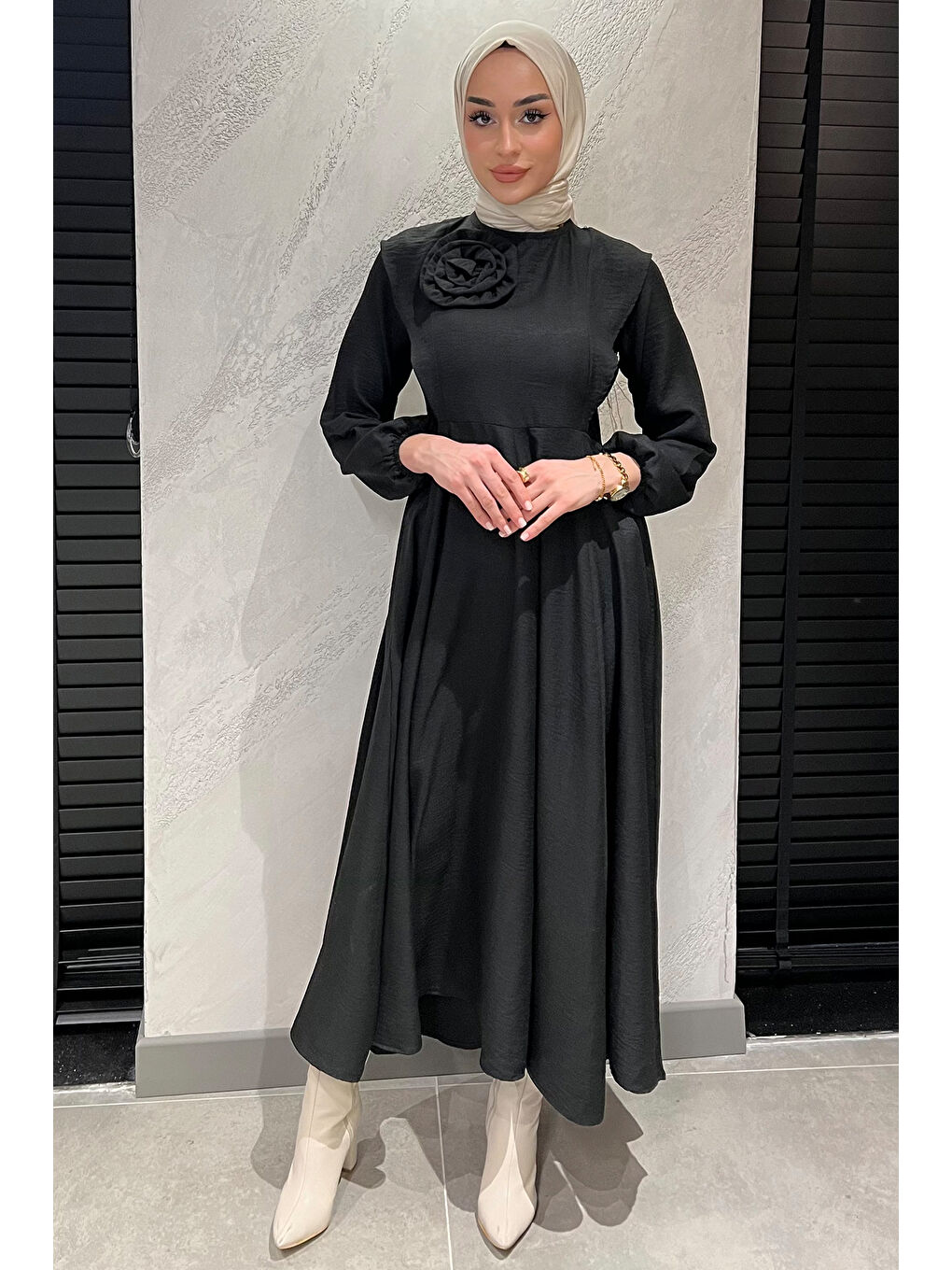 Julude Siyah Gül Detaylı Tesettür Kloş Elbise - 3