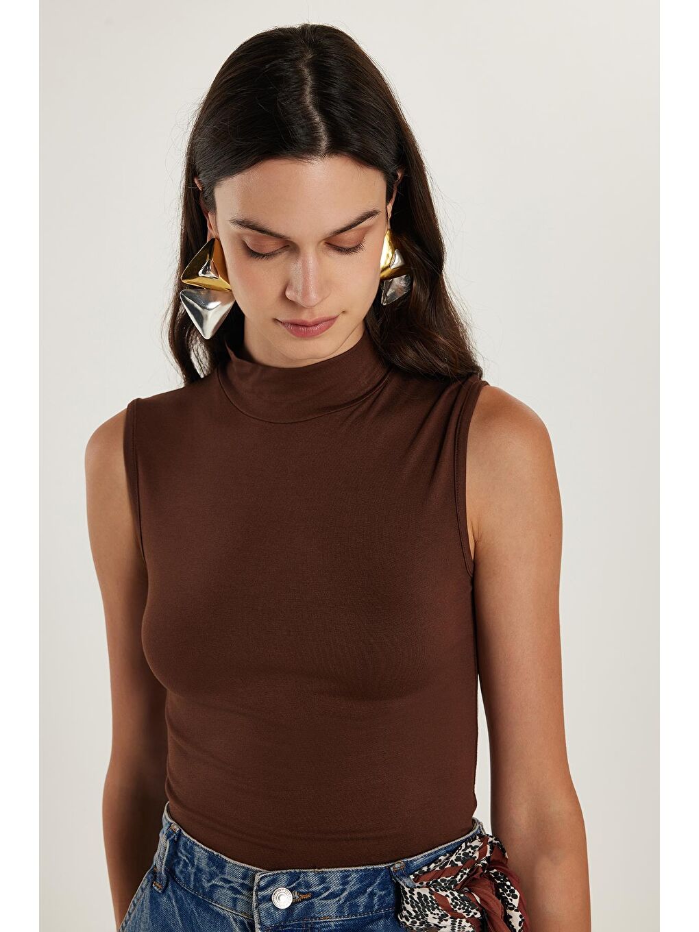 Kadın Regular Fit Klasik Kesim Viskon Kumaş Balıkçı Yaka Sıfır Kol Kahverengi Bluz-1