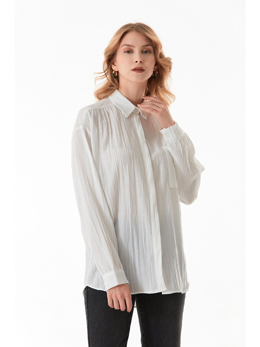 Beyaz Basic Krep Kumaş Tek Cepli Oversize Gömlek-2