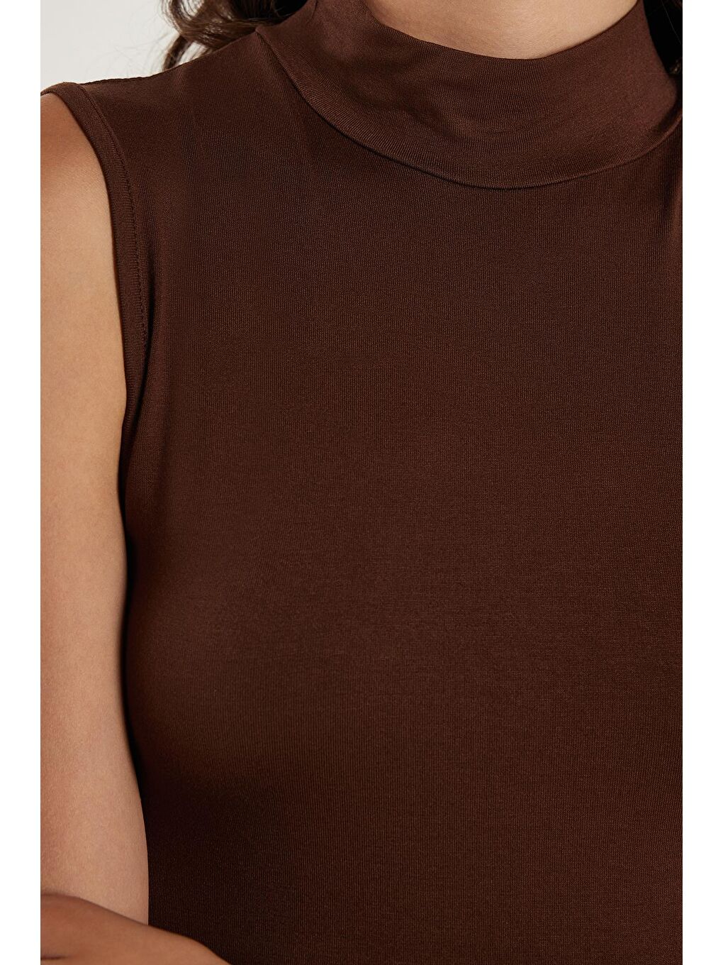 Kadın Regular Fit Klasik Kesim Viskon Kumaş Balıkçı Yaka Sıfır Kol Kahverengi Bluz-2