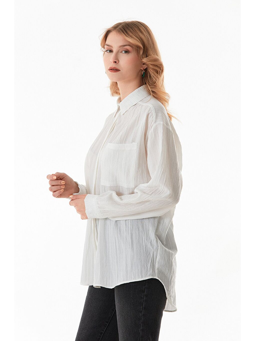 Beyaz Basic Krep Kumaş Tek Cepli Oversize Gömlek-3