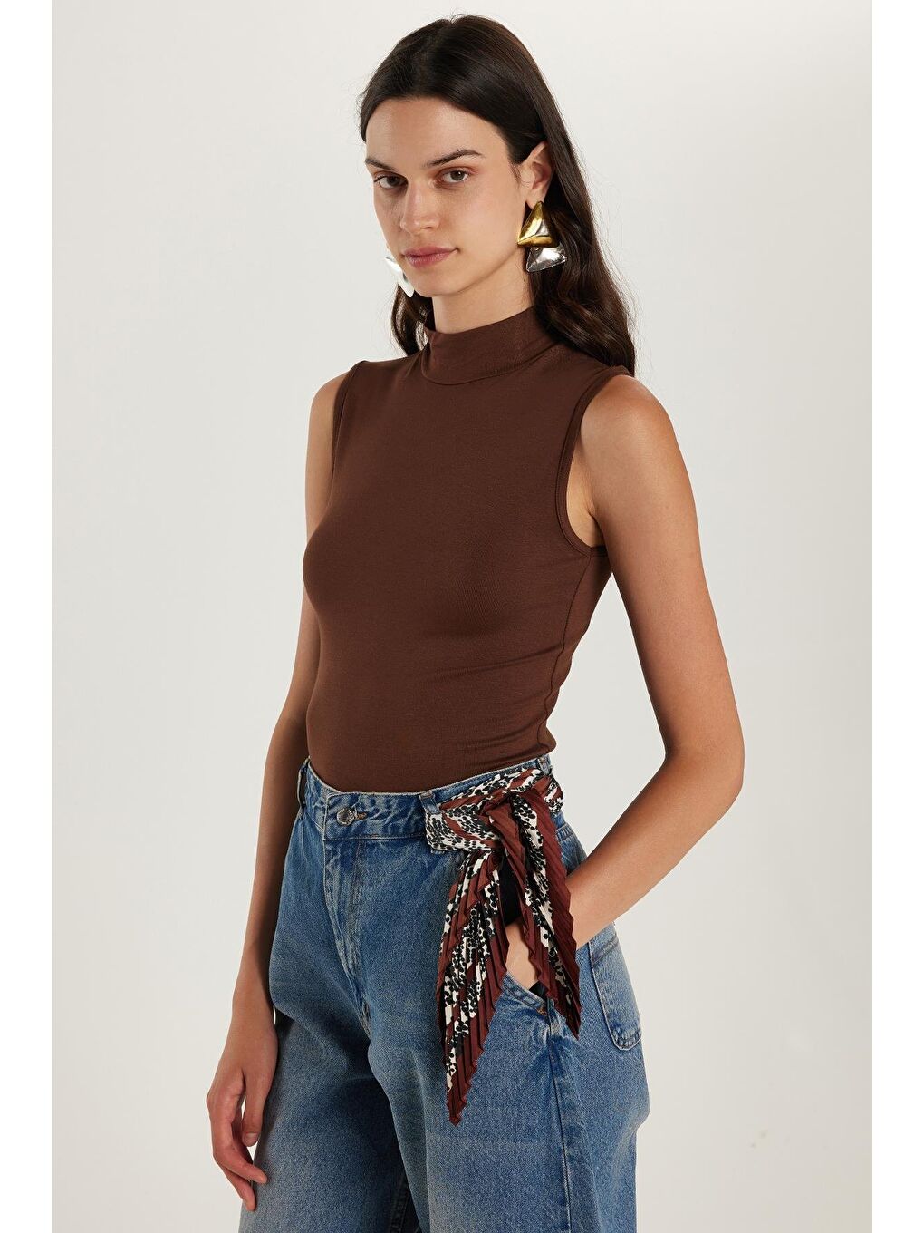 Kadın Regular Fit Klasik Kesim Viskon Kumaş Balıkçı Yaka Sıfır Kol Kahverengi Bluz-3